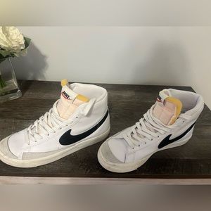 Nike women’s blazers 8.5